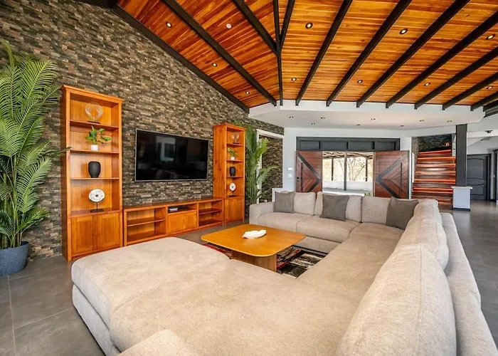Сasa de vacaciones Luxurious Mountaintop Retreat With Ocean Views *