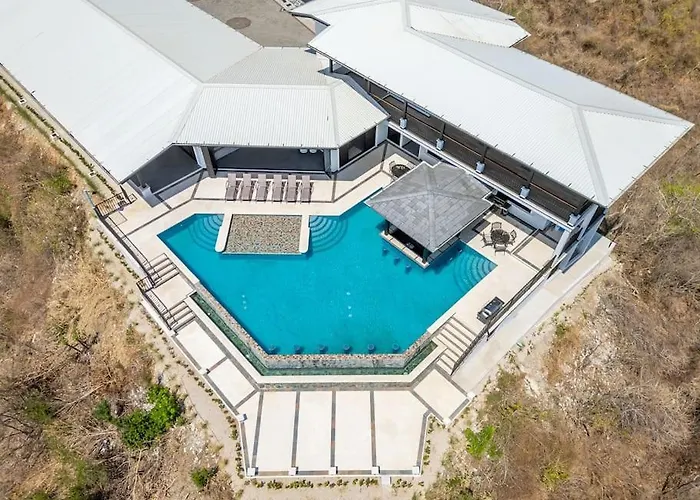 Luxurious Mountaintop Retreat With Ocean Views Сasa de vacaciones