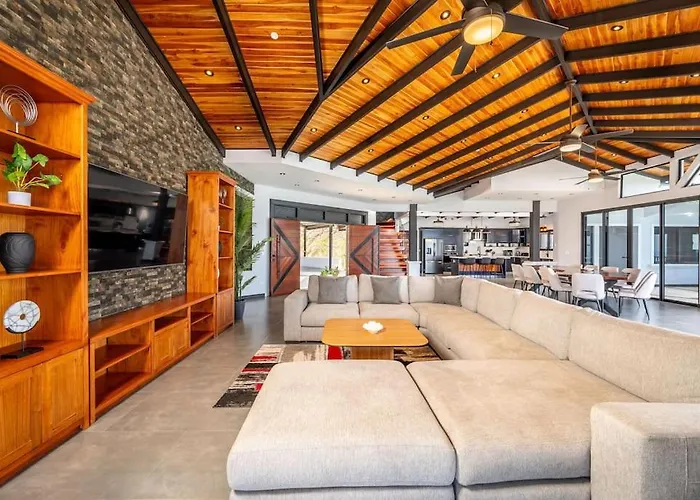Сasa de vacaciones Luxurious Mountaintop Retreat With Ocean Views