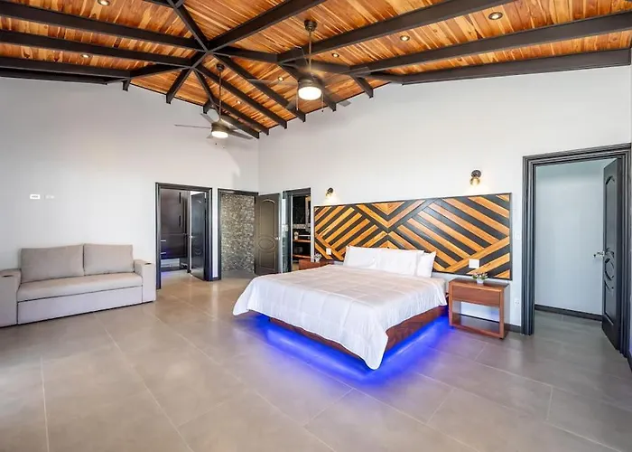 Сasa de vacaciones Luxurious Mountaintop Retreat With Ocean Views Matapalo (Santa Cruz)
