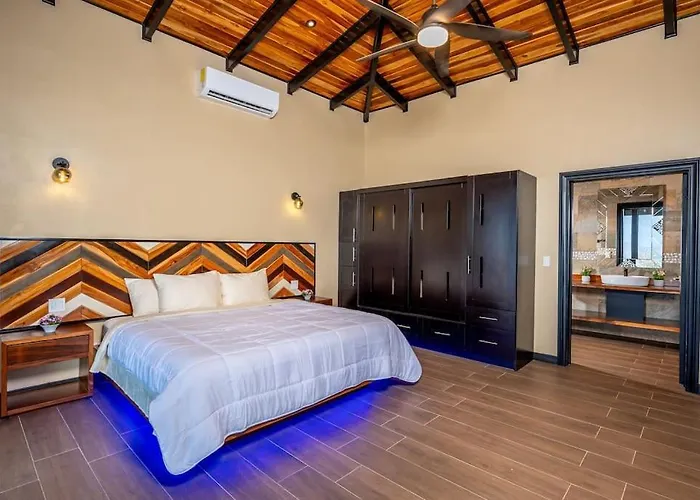 Сasa de vacaciones Luxurious Mountaintop Retreat With Ocean Views