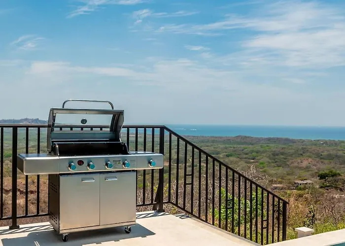 Сasa de vacaciones Luxurious Mountaintop Retreat With Ocean Views