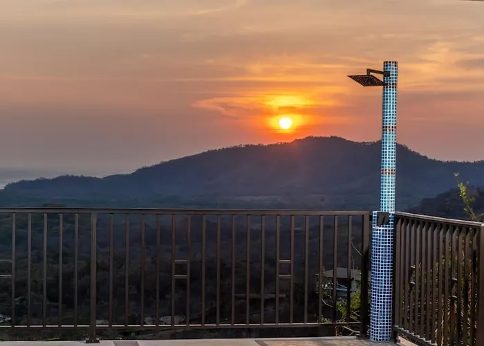 Luxurious Mountaintop Retreat With Ocean Views Сasa de vacaciones Matapalo (Santa Cruz)