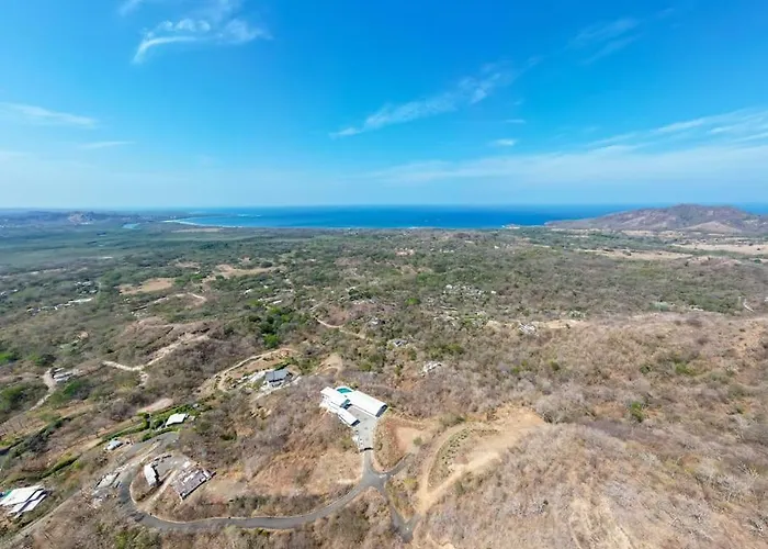 Luxurious Mountaintop Retreat With Ocean Views *