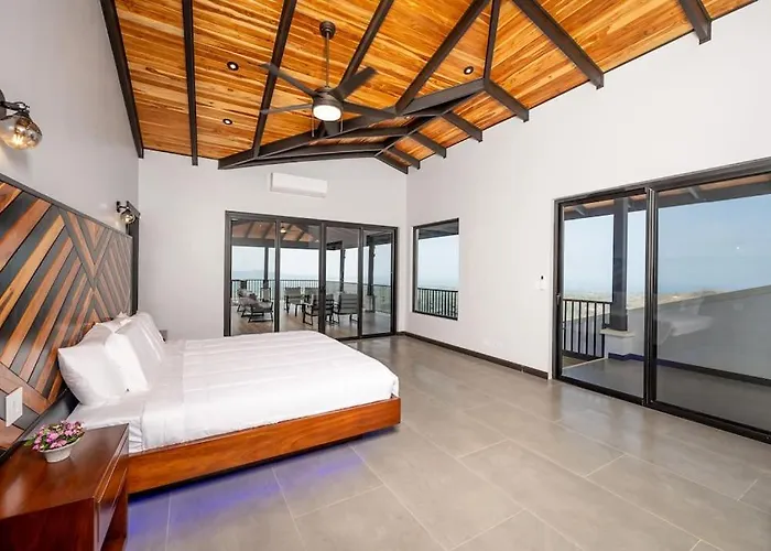 Luxurious Mountaintop Retreat With Ocean Views Сasa de vacaciones
