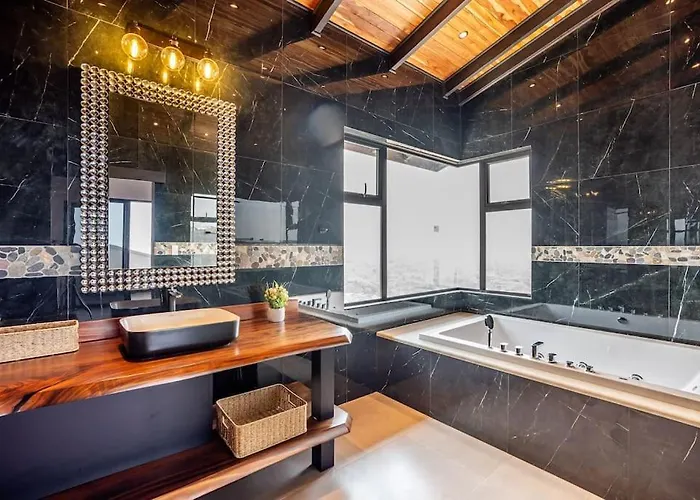 Luxurious Mountaintop Retreat With Ocean Views Сasa de vacaciones *