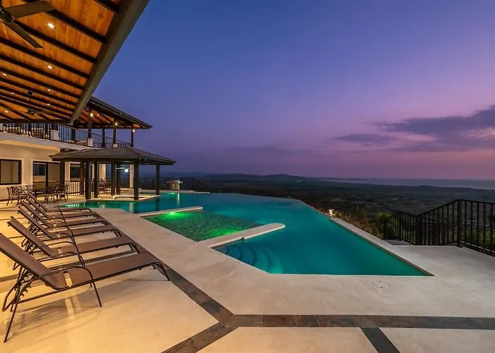 Luxurious Mountaintop Retreat With Ocean Views *