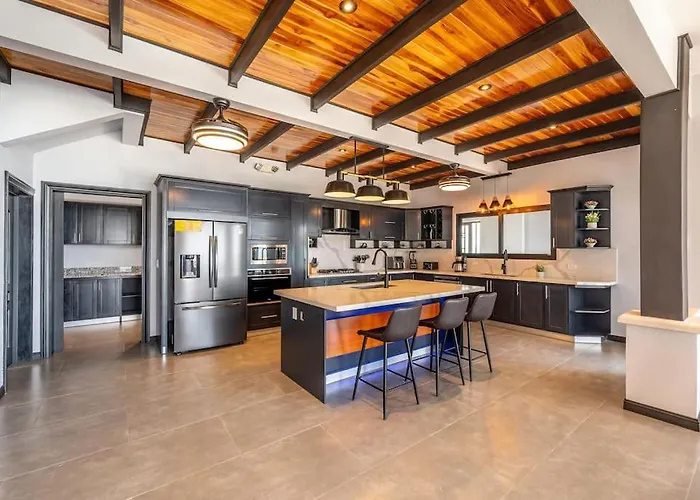 Luxurious Mountaintop Retreat With Ocean Views Сasa de vacaciones