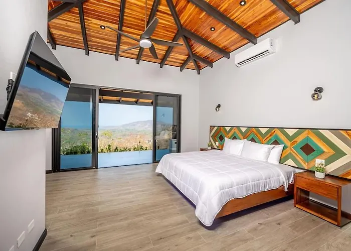 Сasa de vacaciones Luxurious Mountaintop Retreat With Ocean Views