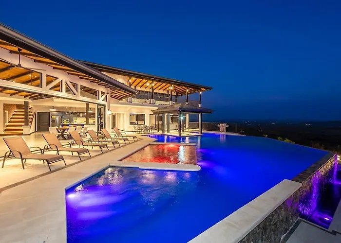 Luxurious Mountaintop Retreat With Ocean Views Сasa de vacaciones *