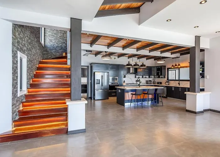 Сasa de vacaciones Luxurious Mountaintop Retreat With Ocean Views *