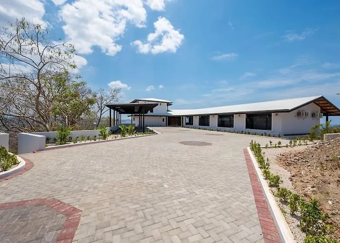 Luxurious Mountaintop Retreat With Ocean Views *