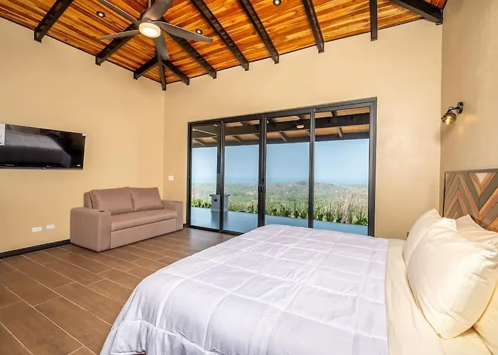 Luxurious Mountaintop Retreat With Ocean Views Сasa de vacaciones