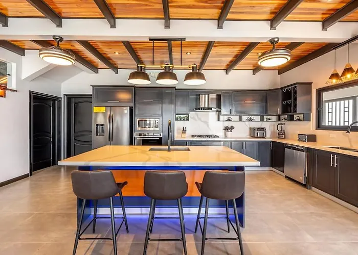 Сasa de vacaciones Luxurious Mountaintop Retreat With Ocean Views Matapalo (Santa Cruz)