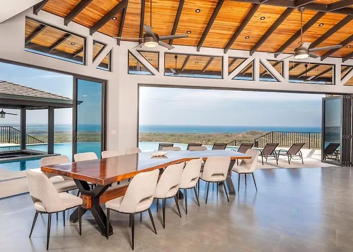 Luxurious Mountaintop Retreat With Ocean Views *