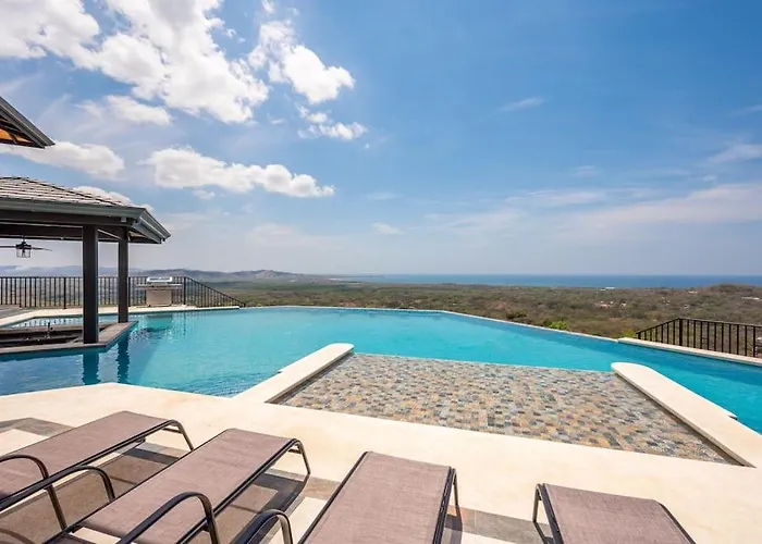 Сasa de vacaciones Luxurious Mountaintop Retreat With Ocean Views