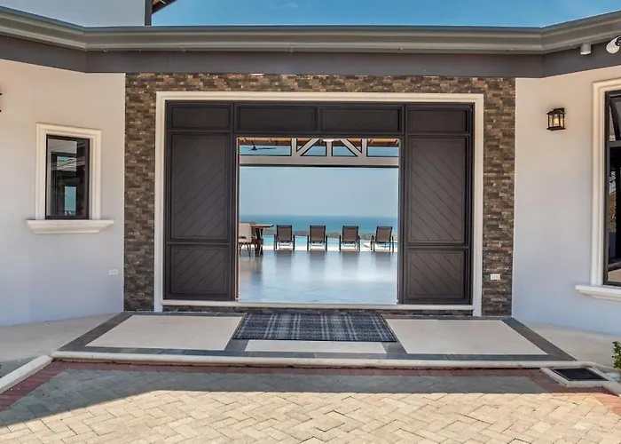 Luxurious Mountaintop Retreat With Ocean Views Сasa de vacaciones *