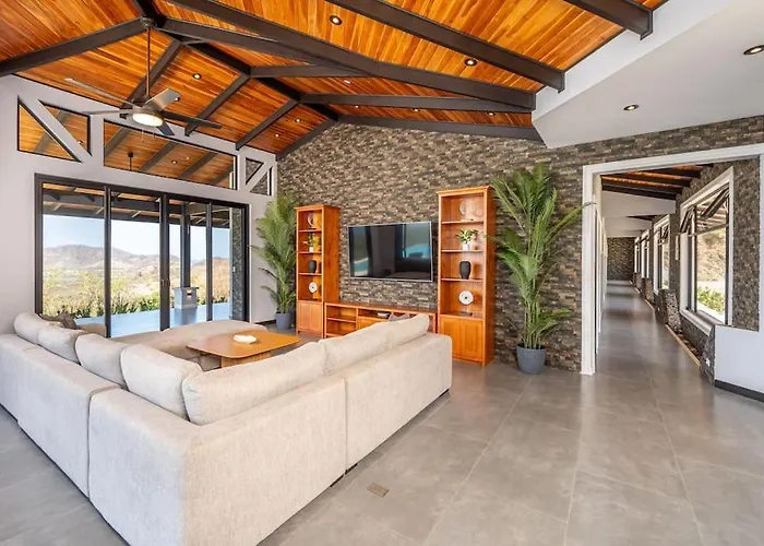 Luxurious Mountaintop Retreat With Ocean Views Сasa de vacaciones